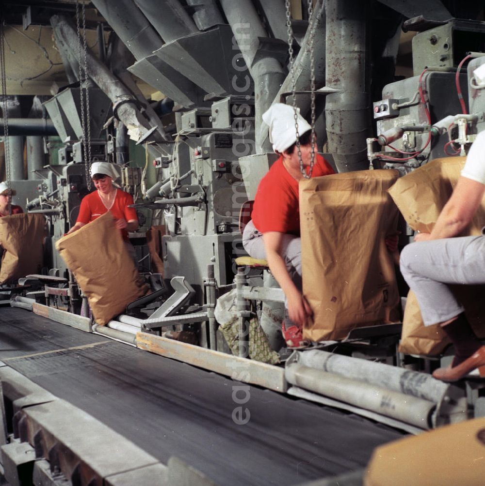 Güstrow: Arbeiterinnen an der Verpackungsanlage in der VEB / Volkseigener Betrieb Zuckerfabrik Güstrow, heute im Besitz der Nordzucker AG. Die Fabrik gehörte zu den modernsten und leistungsfähigsten Betrieb in der DDR. Die Inbetriebnahme erfolgte im Oktober 1962.