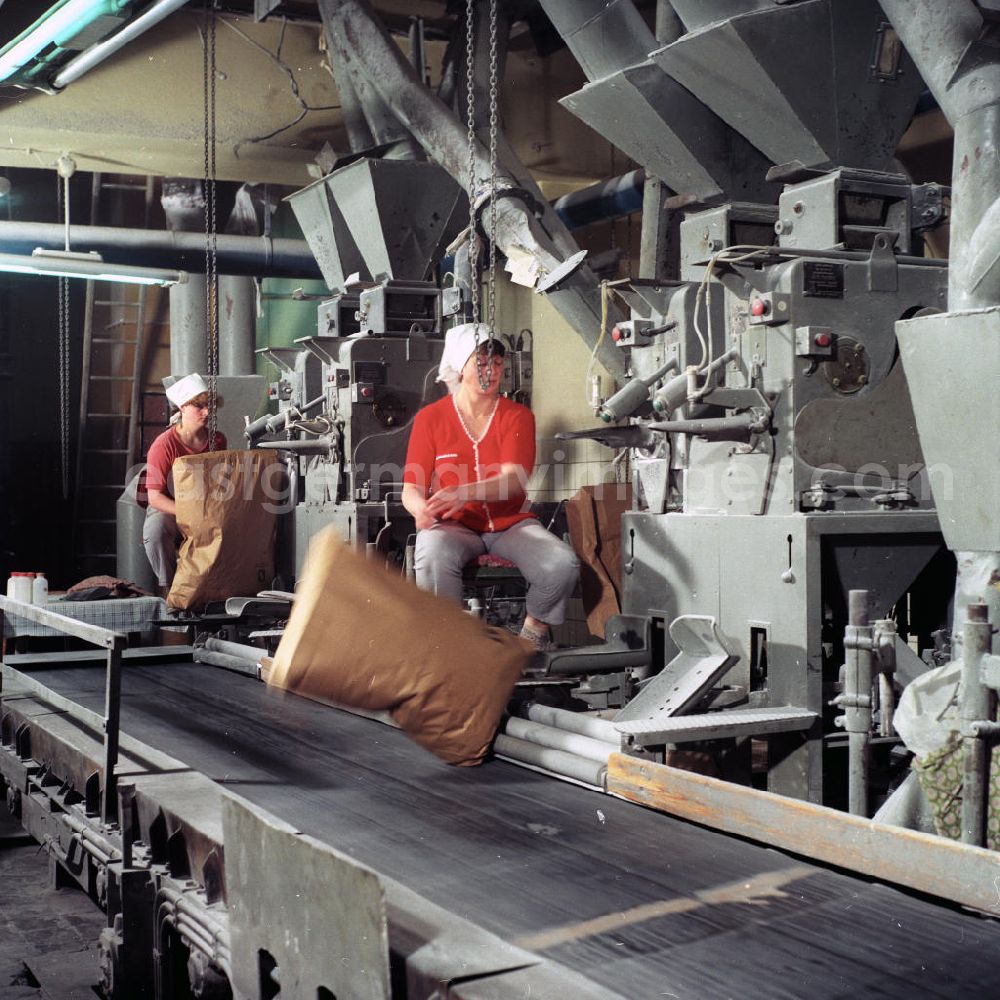 GDR image archive: Güstrow - Arbeiterinnen an der Verpackungsanlage in der VEB / Volkseigener Betrieb Zuckerfabrik Güstrow, heute im Besitz der Nordzucker AG. Die Fabrik gehörte zu den modernsten und leistungsfähigsten Betrieb in der DDR. Die Inbetriebnahme erfolgte im Oktober 1962.
