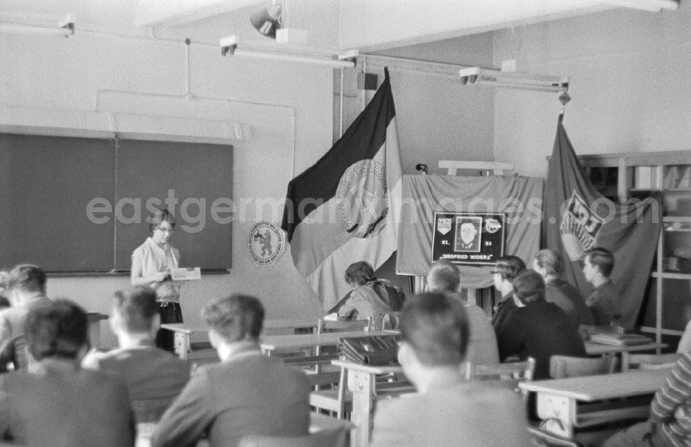 GDR image archive: Berlin - Meeting of young FDJ members of the vocational school of the VEB Elektro-Apparate-Werke with representatives of the patent group of the border troops for the naming of Siegfried Widera in the classroom in the district of Treptow in Berlin East Berlin on the territory of the former GDR, German Democratic Republic