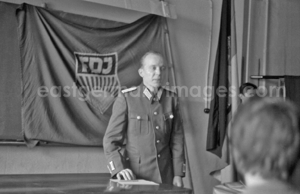GDR picture archive: Berlin - Meeting of young FDJ members of the vocational school of the VEB Elektro-Apparate-Werke with representatives of the patent group of the border troops for the naming of Siegfried Widera in the classroom in the district of Treptow in Berlin East Berlin on the territory of the former GDR, German Democratic Republic