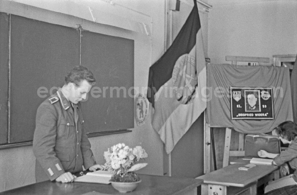 Berlin: Meeting of young FDJ members of the vocational school of the VEB Elektro-Apparate-Werke with representatives of the patent group of the border troops for the naming of Siegfried Widera in the classroom in the district of Treptow in Berlin East Berlin on the territory of the former GDR, German Democratic Republic