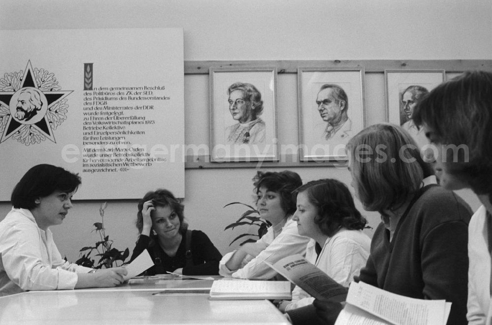 GDR photo archive: Berlin - Meeting in the Cabinet of friendship in the Funkwerk Koepenick in Berlin, the former capital of the GDR, the German Democratic Republic