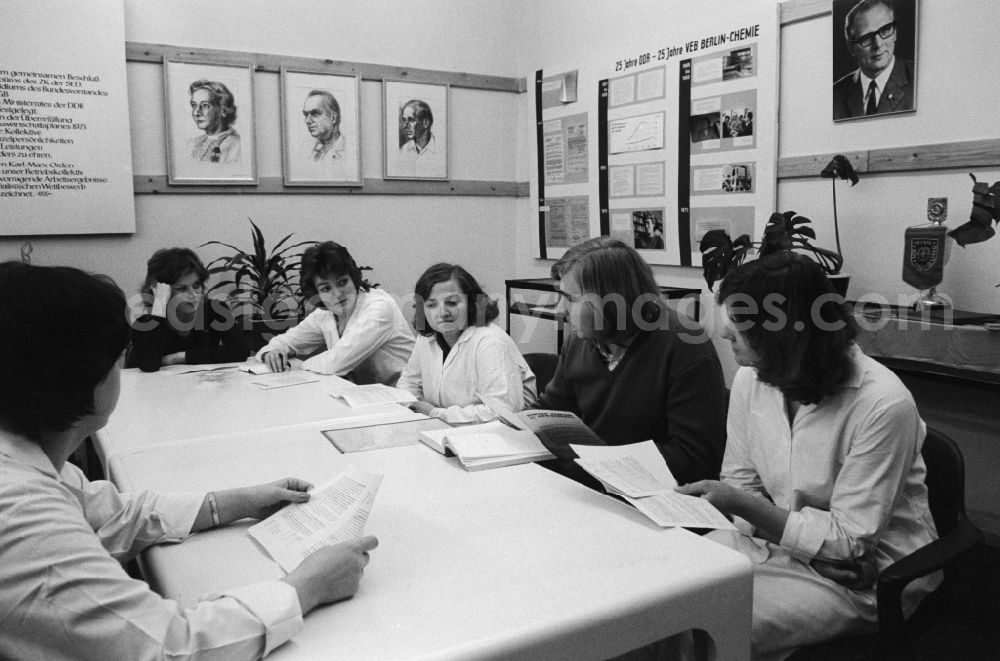 GDR picture archive: Berlin - Meeting in the Cabinet of friendship in the Funkwerk Koepenick in Berlin, the former capital of the GDR, the German Democratic Republic