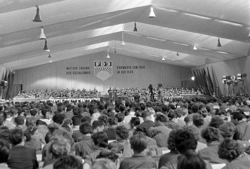 GDR image archive: Rostock - Gathering of young peopleVI. (6.) Parlament der Freien Deutschen Jugend (FDJ) on street Karl-Marx-Strasse in Rostock, Mecklenburg-Western Pomerania on the territory of the former GDR, German Democratic Republic