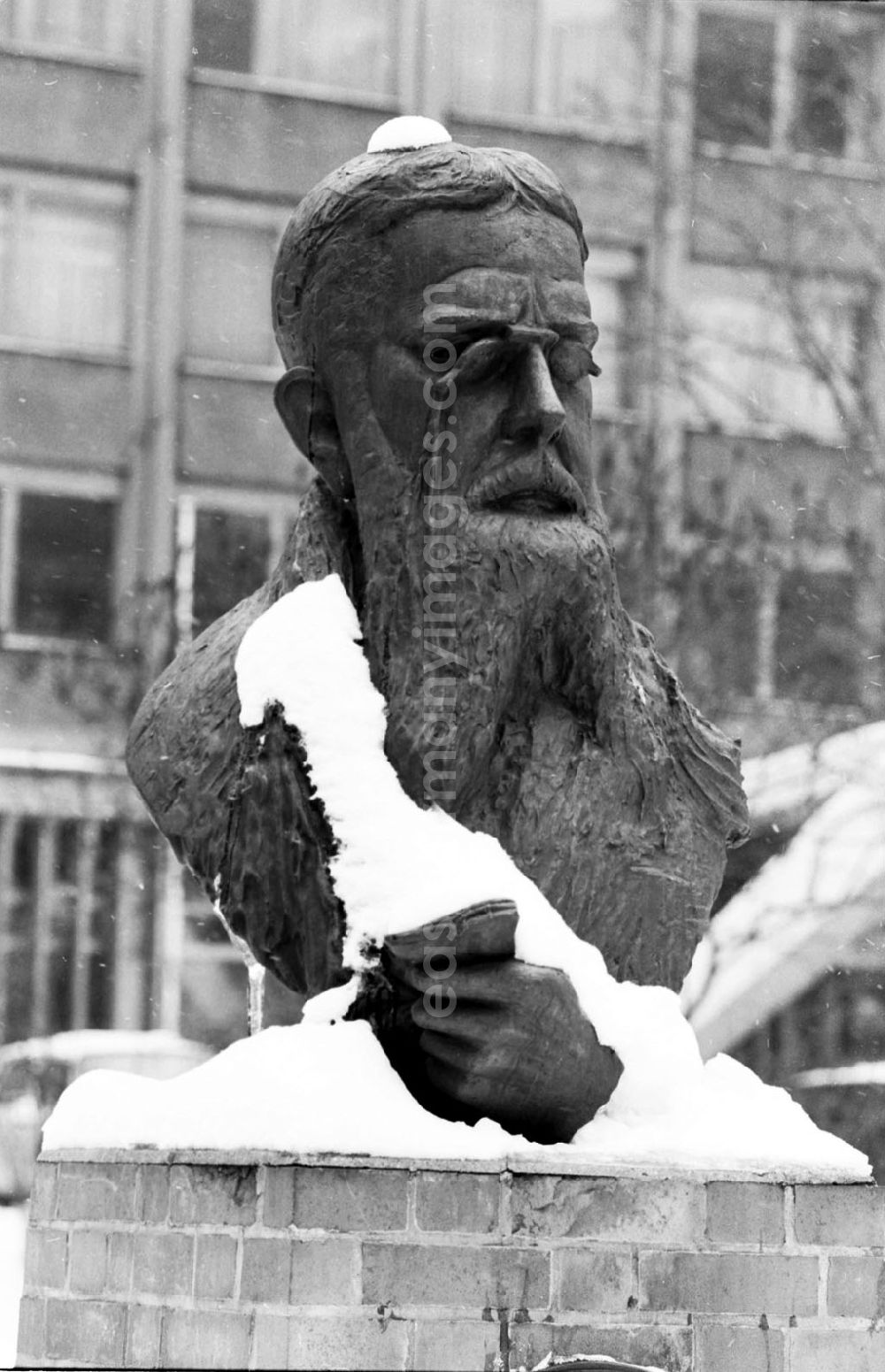 GDR photo archive: - Verschneiter Franz Mehring vor dem ND Umschlagnummer: 7171