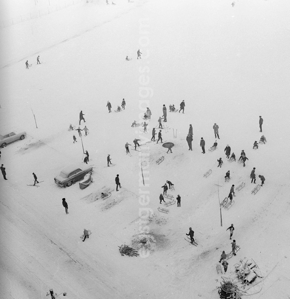 GDR image archive: Berlin - Children with sledges and skis on a snowy parking lot in a residential area in Berlin, the former capital of the GDR, German Democratic Republic