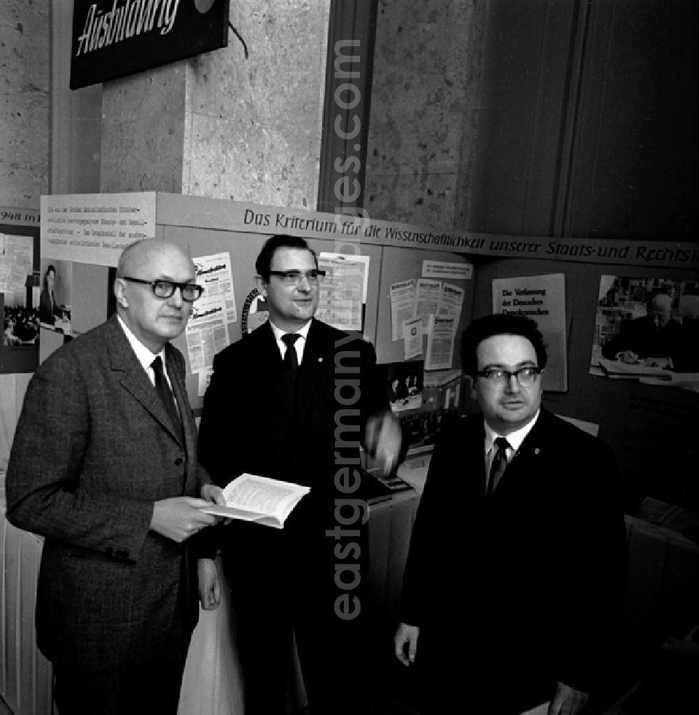 GDR picture archive: Berlin - Reportage von Hakenbeck in Refelde bei Strausberg mit dem Genossen K. H. Benndorf.