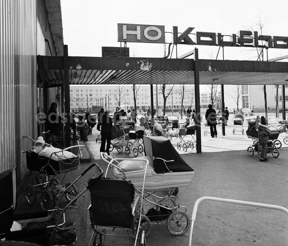 GDR image archive: Halle Neustadt - Viele Kinderwagen stehen teilweise unbeaufsichtigt vor einer Kaufhalle im Wohngebiet Halle-Neustadt. Am Standort der Chemieindustrie der DDR wurde in den 1960er und 197