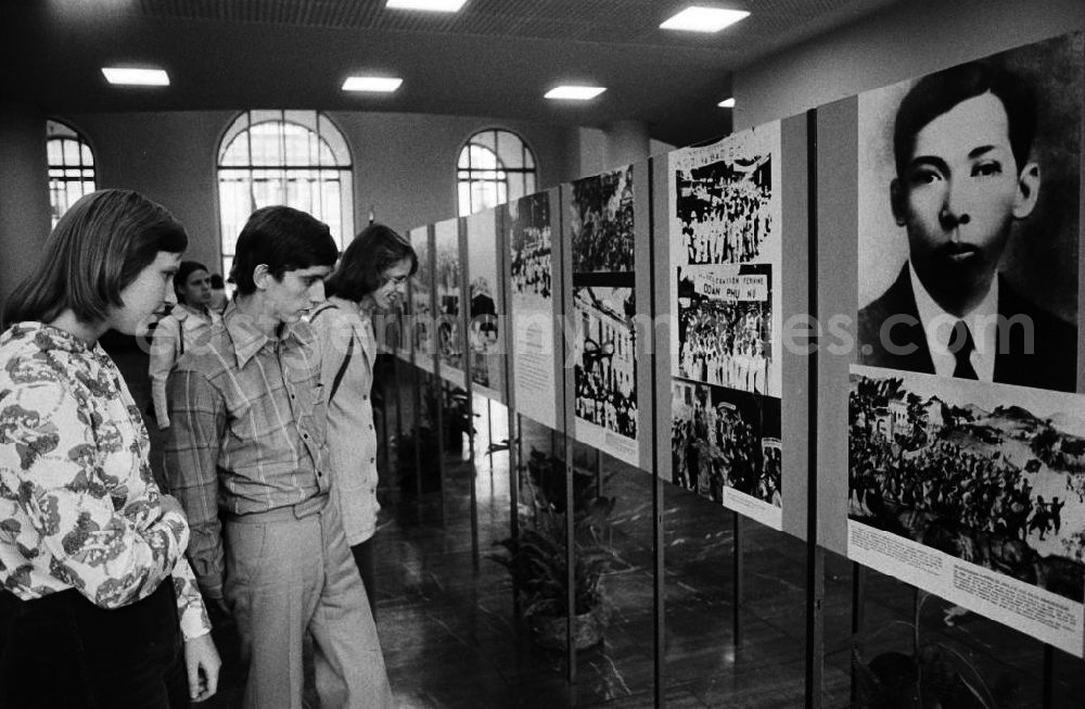 GDR photo archive: Berlin - Besucher informieren sich in der Alten Bibliothek in Berlin Mitte, von den Berlinern Kommode genannt, in einer Ausstellung über das sozialistische Bruderland Vietnam.