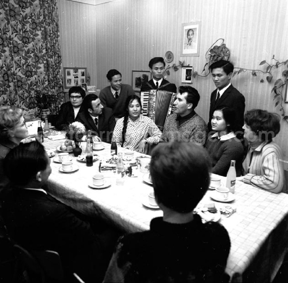 GDR image archive: Berlin - Dezember 1969 Kundgebungen und Feiern mit vietnamesichen Praktikanten in Berlin-Karlshorst