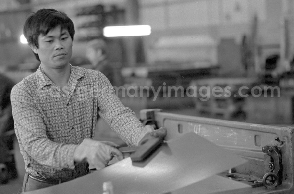GDR image archive: Berlin - Vietnamese contract workers and temporary workers in production at VEB Elektroprojekt und Anlagenbau EAB in the district on street Rhinstrasse of Marzahn in Berlin East Berlin on the territory of the former GDR, German Democratic Republic