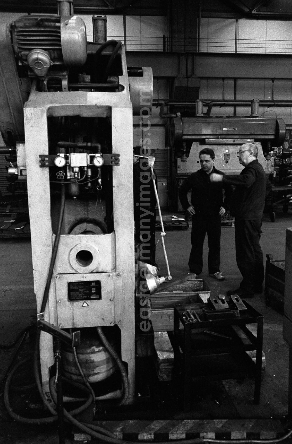 GDR image archive: Berlin - Vietnamese contract workers and temporary workers in production at VEB Elektroprojekt und Anlagenbau EAB in the district on street Rhinstrasse of Marzahn in Berlin East Berlin on the territory of the former GDR, German Democratic Republic