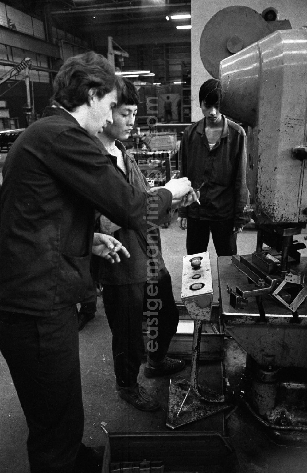 GDR photo archive: Berlin - Vietnamese contract workers and temporary workers in production at VEB Elektroprojekt und Anlagenbau EAB in the district on street Rhinstrasse of Marzahn in Berlin East Berlin on the territory of the former GDR, German Democratic Republic
