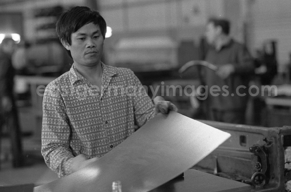 Berlin: Vietnamese contract workers and temporary workers in production at VEB Elektroprojekt und Anlagenbau EAB in the district on street Rhinstrasse of Marzahn in Berlin East Berlin on the territory of the former GDR, German Democratic Republic