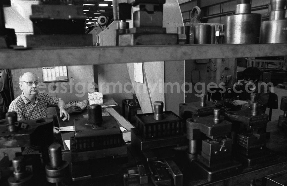 GDR photo archive: Berlin - Vietnamese contract workers and temporary workers in production at VEB Elektroprojekt und Anlagenbau EAB in the district on street Rhinstrasse of Marzahn in Berlin East Berlin on the territory of the former GDR, German Democratic Republic