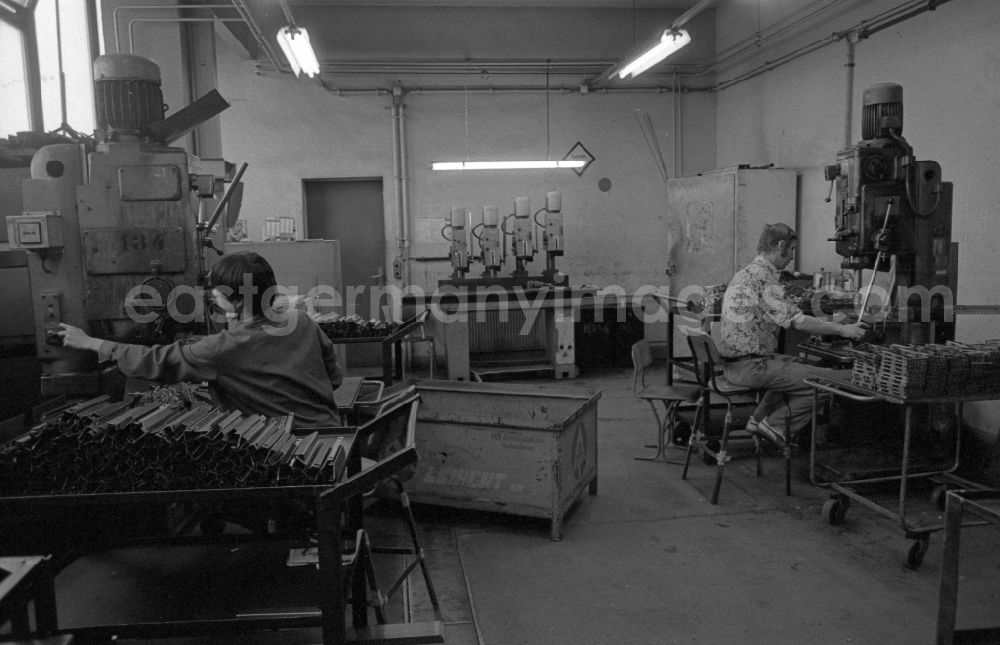 Berlin: Vietnamese contract workers and temporary workers in production at VEB Elektroprojekt und Anlagenbau EAB in the district on street Rhinstrasse of Marzahn in Berlin East Berlin on the territory of the former GDR, German Democratic Republic