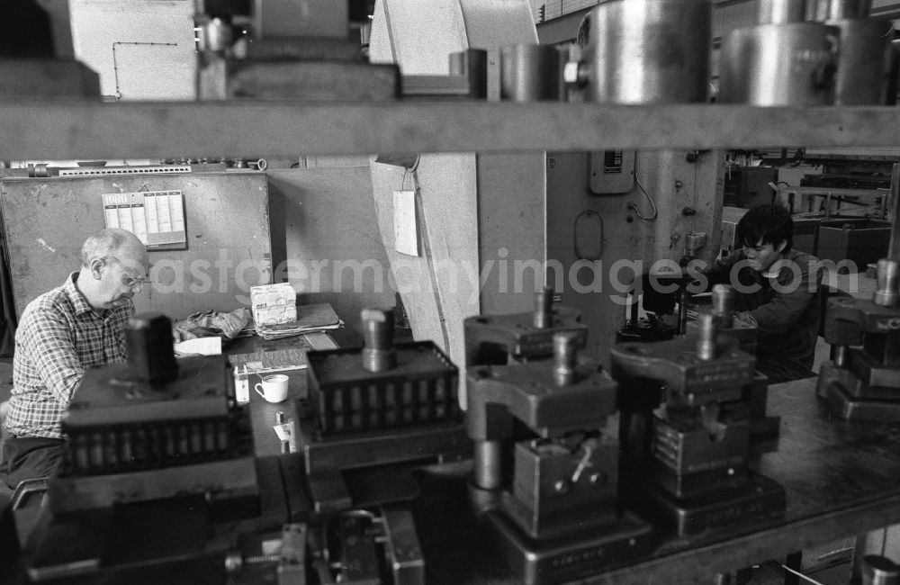 GDR picture archive: Berlin - Vietnamese contract workers and temporary workers in production at VEB Elektroprojekt und Anlagenbau EAB in the district on street Rhinstrasse of Marzahn in Berlin East Berlin on the territory of the former GDR, German Democratic Republic