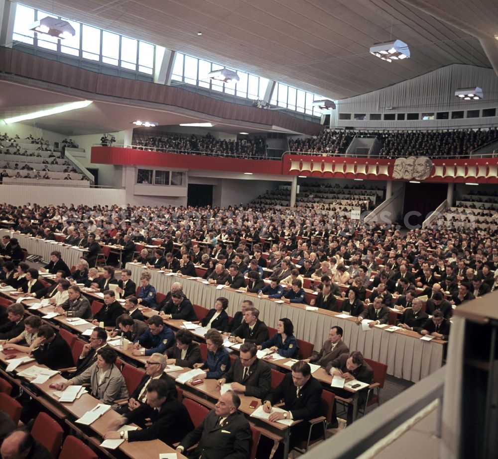 GDR photo archive: Berlin - During a meeting on the VII Party Congress of the Socialist Unity Party of Germany SED in the Werner Seelenbinder Halle in the district of Prenzlauer Berg in the district Pankow in Berlin, the former capital of the GDR, German Democratic Republic