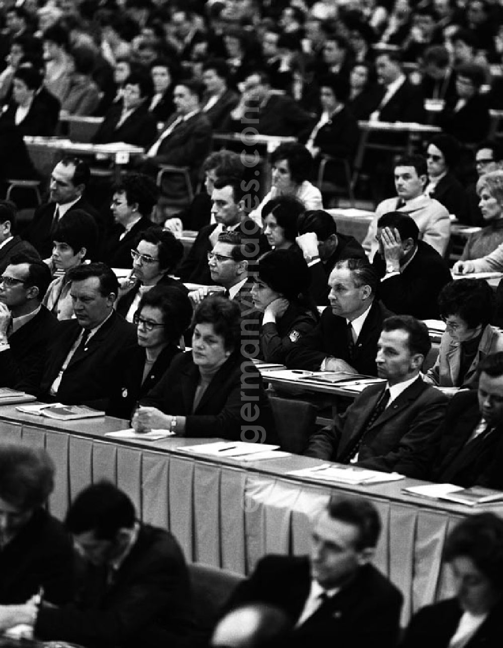 GDR image archive: Berlin - VII. Pädagogischer Kongress in der Werner - Seelenbinder - Halle mit Walter Ulbricht und Erich Honecker.