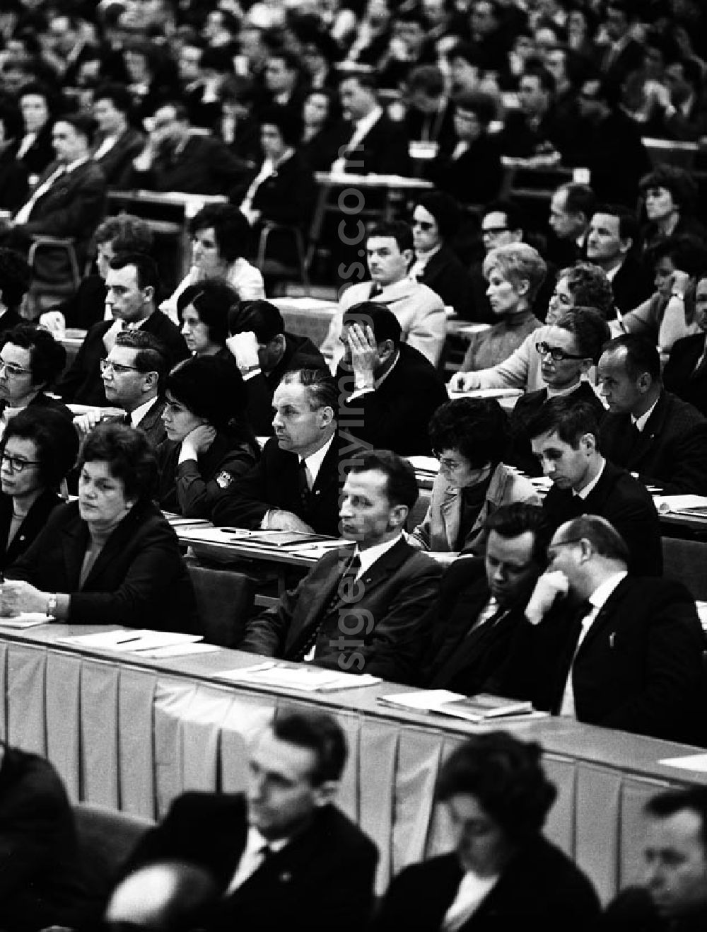 GDR photo archive: Berlin - VII. Pädagogischer Kongress in der Werner - Seelenbinder - Halle mit Walter Ulbricht und Erich Honecker.