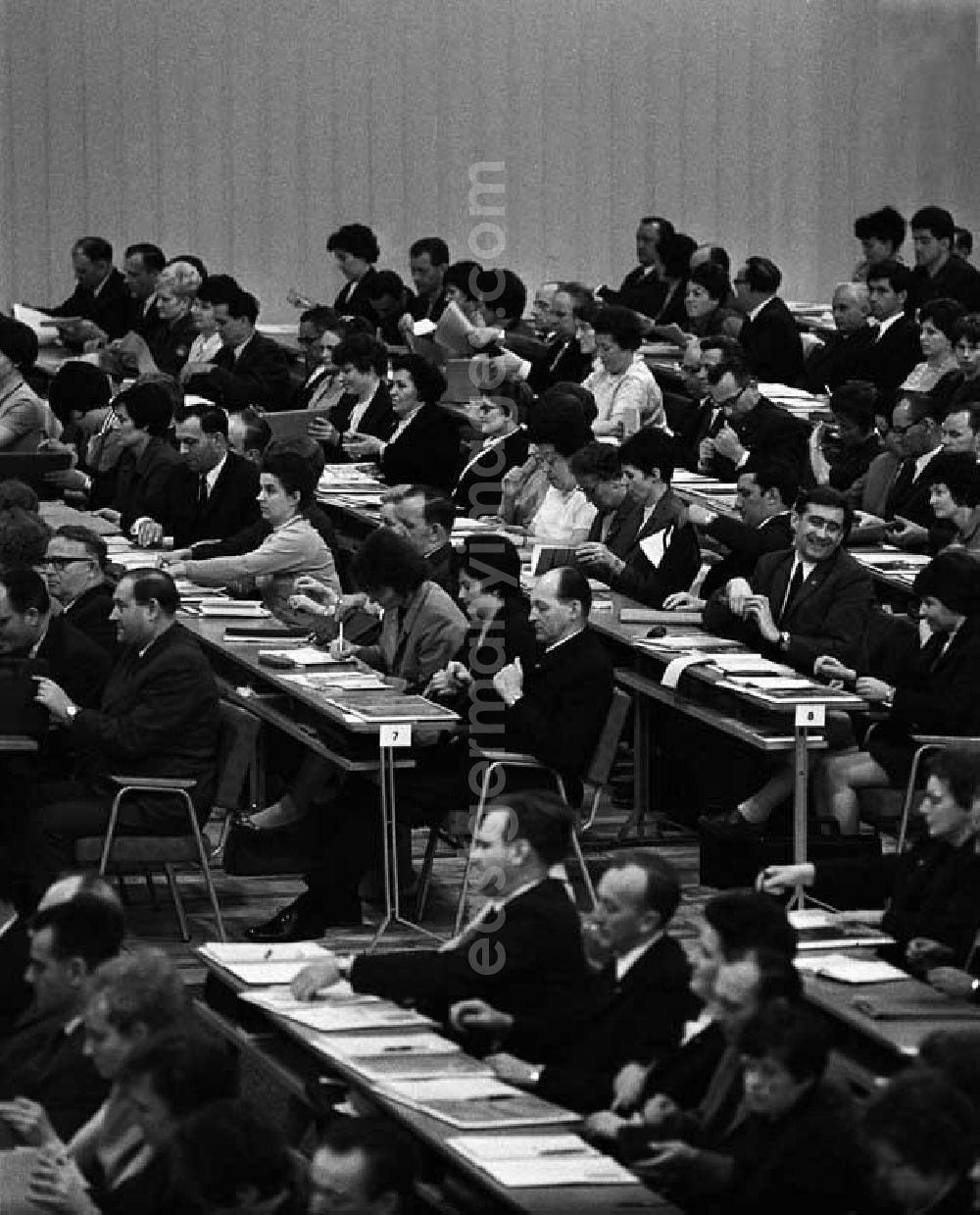 Berlin: VII. Pädagogischer Kongress in der Werner - Seelenbinder - Halle mit Walter Ulbricht und Erich Honecker.