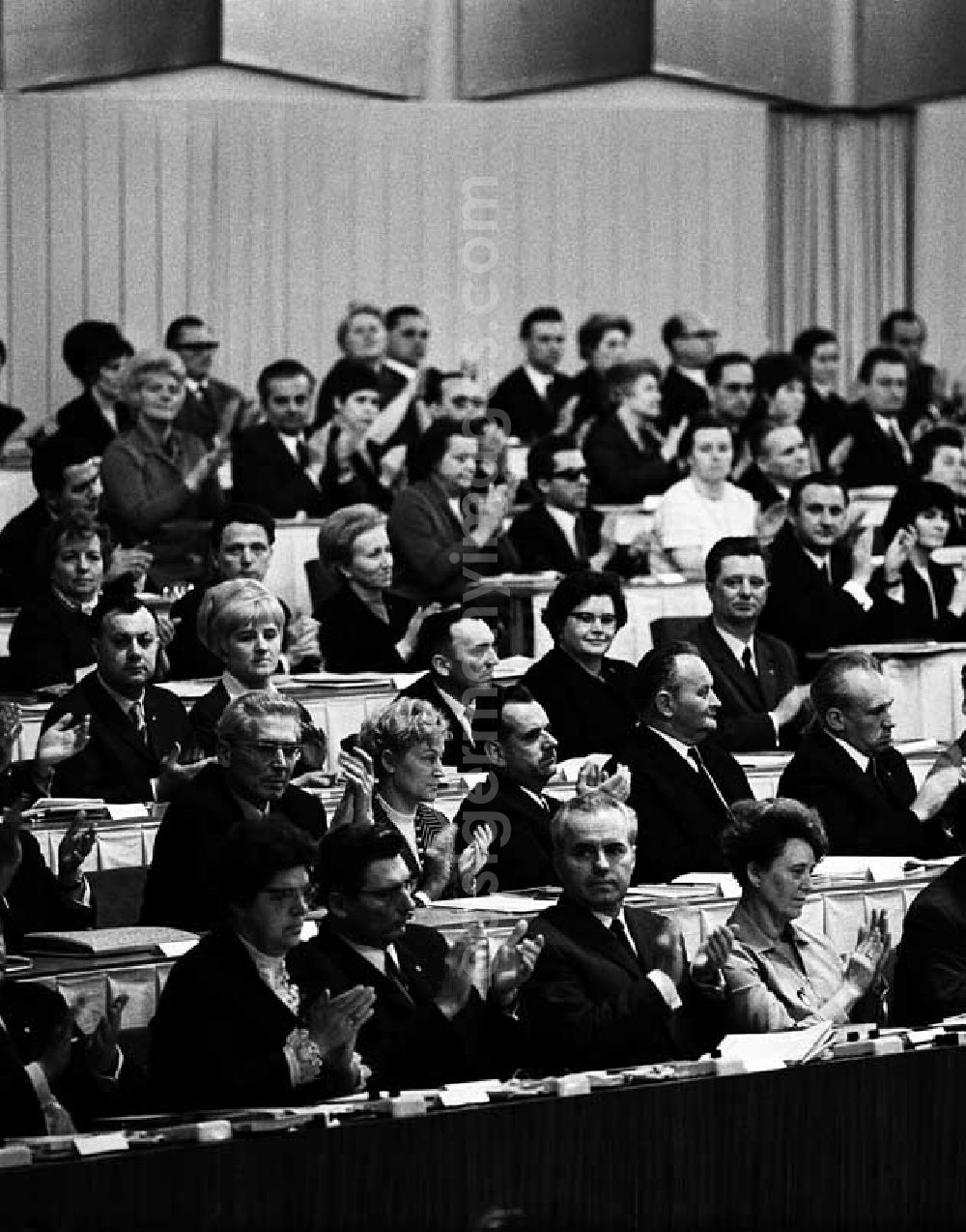 GDR image archive: Berlin - VII. Pädagogischer Kongress in der Werner - Seelenbinder - Halle mit Walter Ulbricht und Erich Honecker.
