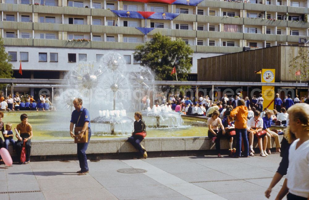 GDR photo archive: Dresden - Teilnehmer / Schaulustige am Springbrunnen an der Prager Strasse im Stadtteil Innere Altstadt anlässlich des VII. Pioniertreffen vom 15. August bis 22. August.