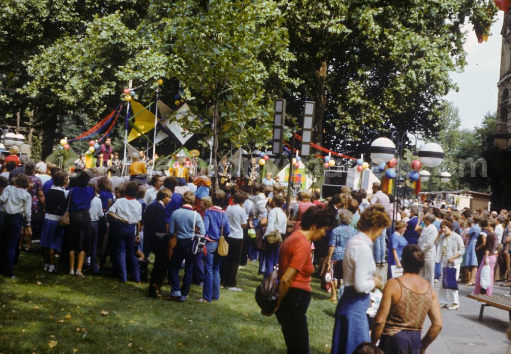 GDR image archive: Dresden - Teilnehmer und Schaulustige vor einer Bühne im Stadtteil Innere Altstadt anlässlich des VII. Pioniertreffen vom 15. August bis 22. August.