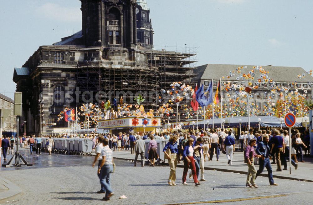 GDR photo archive: Dresden - Blick vom Altmarkt auf Stände / Buden vor der Kreuzkirche im Stadtteil Innere Altstadt anlässlich des VII. Pioniertreffen vom 15. August bis 22.