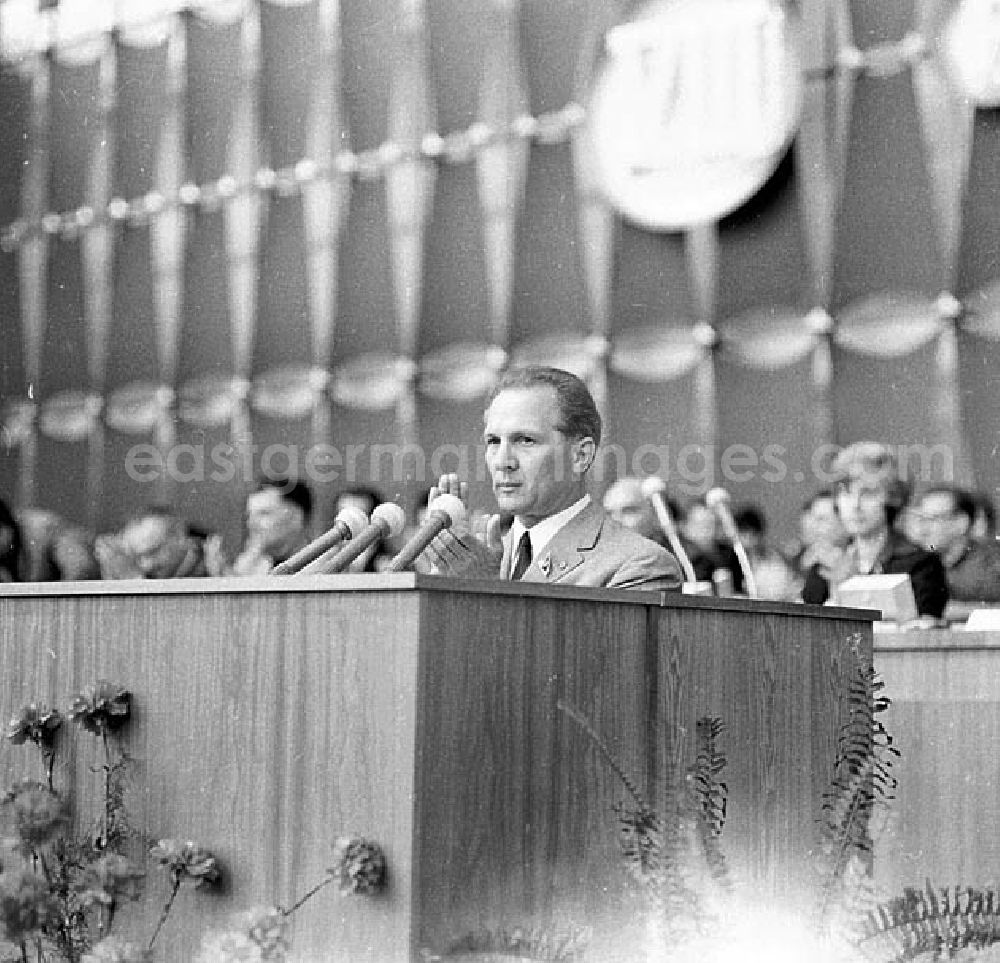 Chemnitz (Sachsen): 1967 VIII. Parlament der Freien Deutschen Jugend (FDJ) in Karl-Marx-Stadt, heute Chemnitz (Sachsen)Erich Honecker
