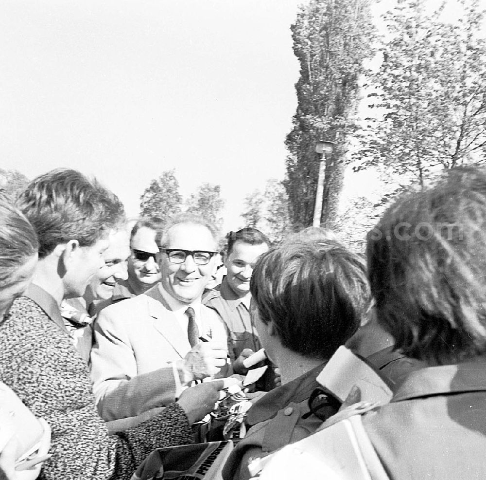 GDR picture archive: Chemnitz (Sachsen) - 1967 VIII. Parlament der Freien Deutschen Jugend (FDJ) in Karl-Marx-Stadt, heute Chemnitz (Sachsen), Erich Honecker gibt Autogramme