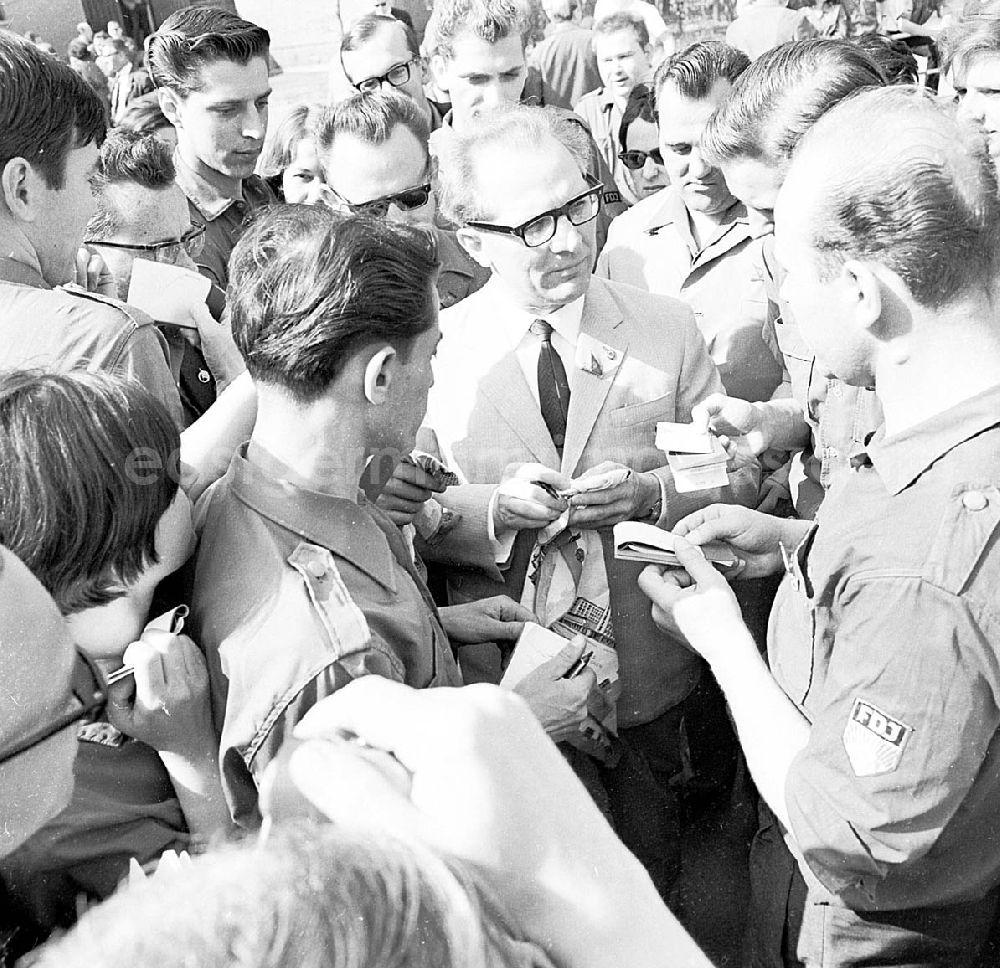 Chemnitz (Sachsen): 1967 VIII. Parlament der Freien Deutschen Jugend (FDJ) in Karl-Marx-Stadt, heute Chemnitz (Sachsen), Erich Honecker gibt Autogramme