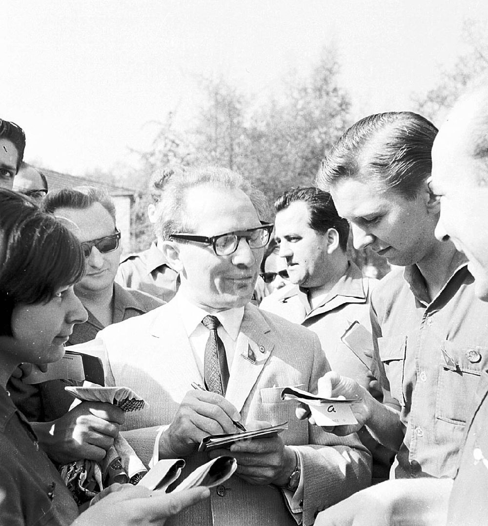 GDR image archive: Chemnitz (Sachsen) - 1967 VIII. Parlament der Freien Deutschen Jugend (FDJ) in Karl-Marx-Stadt, heute Chemnitz (Sachsen), Erich Honecker gibt Autogramme