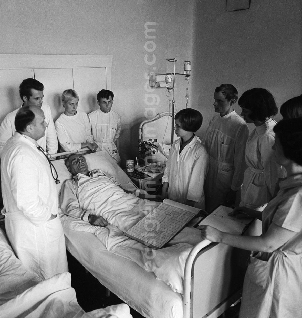GDR photo archive: Berlin - Round of the doctors and housemen with patients on a sick person's station of the Charite in Berlin - middle, the former capital of the GDR, German democratic republic