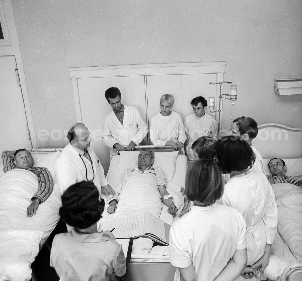 GDR picture archive: Berlin - Round of the doctors and housemen with patients on a sick person's station of the Charite in Berlin - middle, the former capital of the GDR, German democratic republic