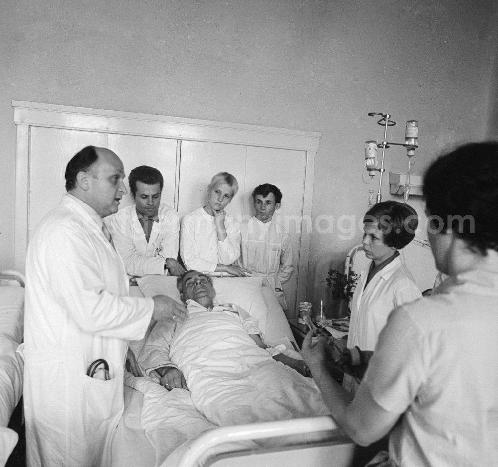 GDR image archive: Berlin - Round of the doctors and housemen with patients on a sick person's station of the Charite in Berlin - middle, the former capital of the GDR, German democratic republic