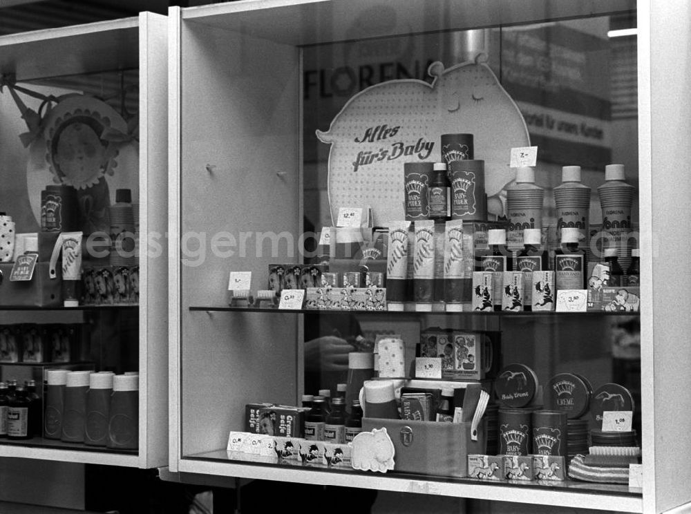 Berlin: Vitrine mit verschiedenen Kosmetikprodukten für das Baby, wie Puder, Seife, Creme und Badzusätze im Centrum-Warenhaus am Alexandeplatz.