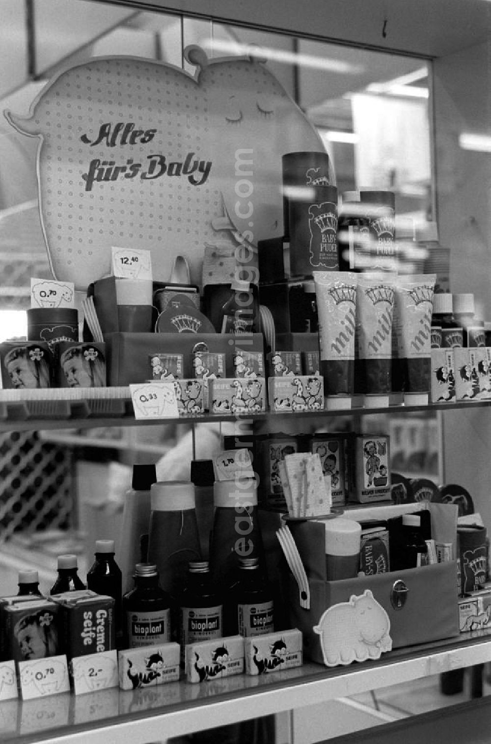 GDR image archive: Berlin - Vitrine mit verschiedenen Kosmetikprodukten für das Baby, wie Puder, Seife, Creme und Badzusätze im Centrum-Warenhaus am Alexandeplatz.