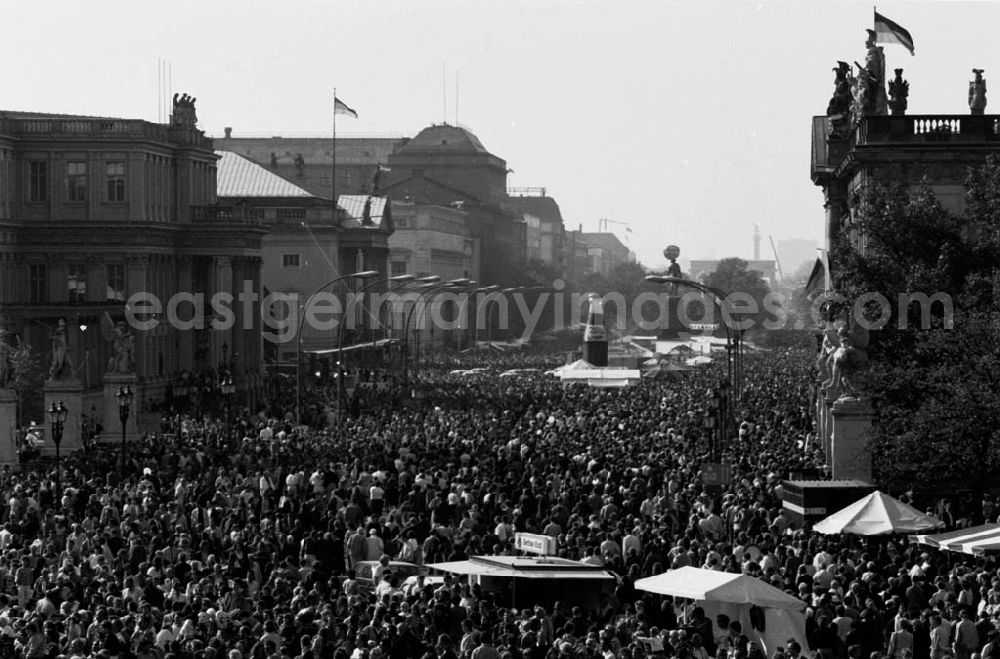 GDR photo archive: Berlin - Volksfestmeile, Menschenmassen auf der Strasse Unter den Linden.