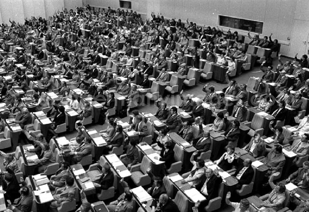 GDR picture archive: Berlin - 16.6.1977 Berlin: Die Volkskammer beschloß auf ihrer 5. Tagung das Arbeitsgesetzbuch der DDR. Das Arbeitsgesetzbuch trat am 1.1.1978 in Kraft.