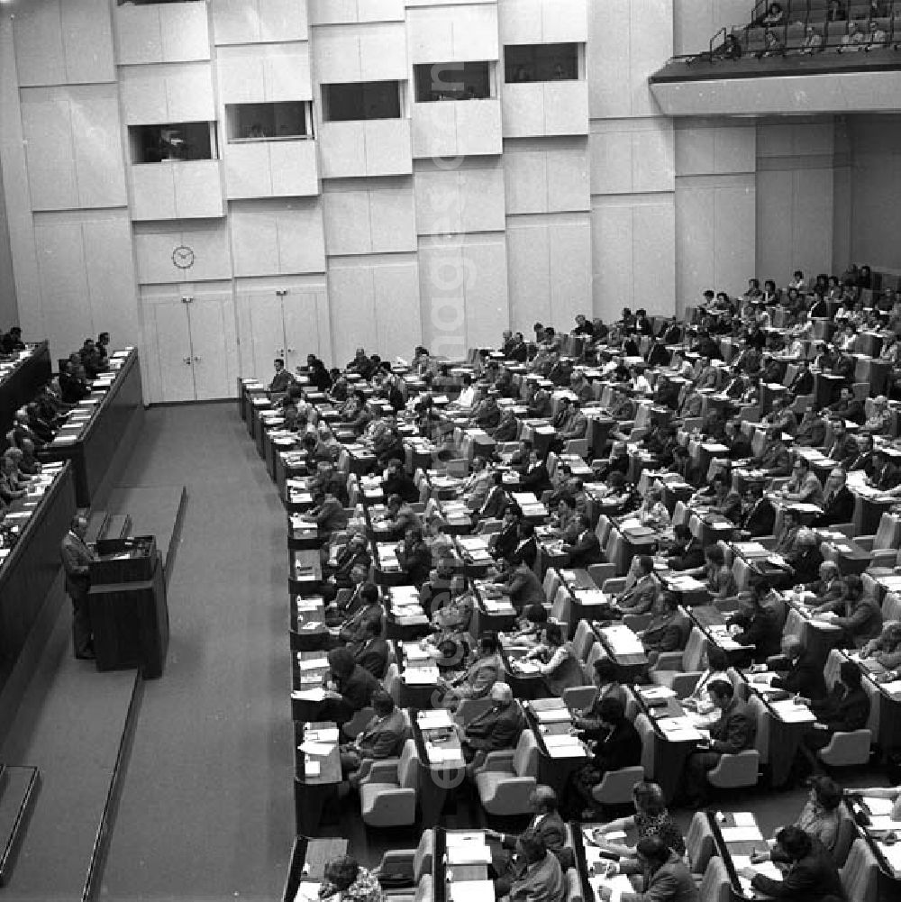 GDR image archive: Berlin - 16.6.1977 Berlin: Die Volkskammer beschloß auf ihrer 5. Tagung das Arbeitsgesetzbuch der DDR. Das Arbeitsgesetzbuch trat am 1.1.1978 in Kraft.