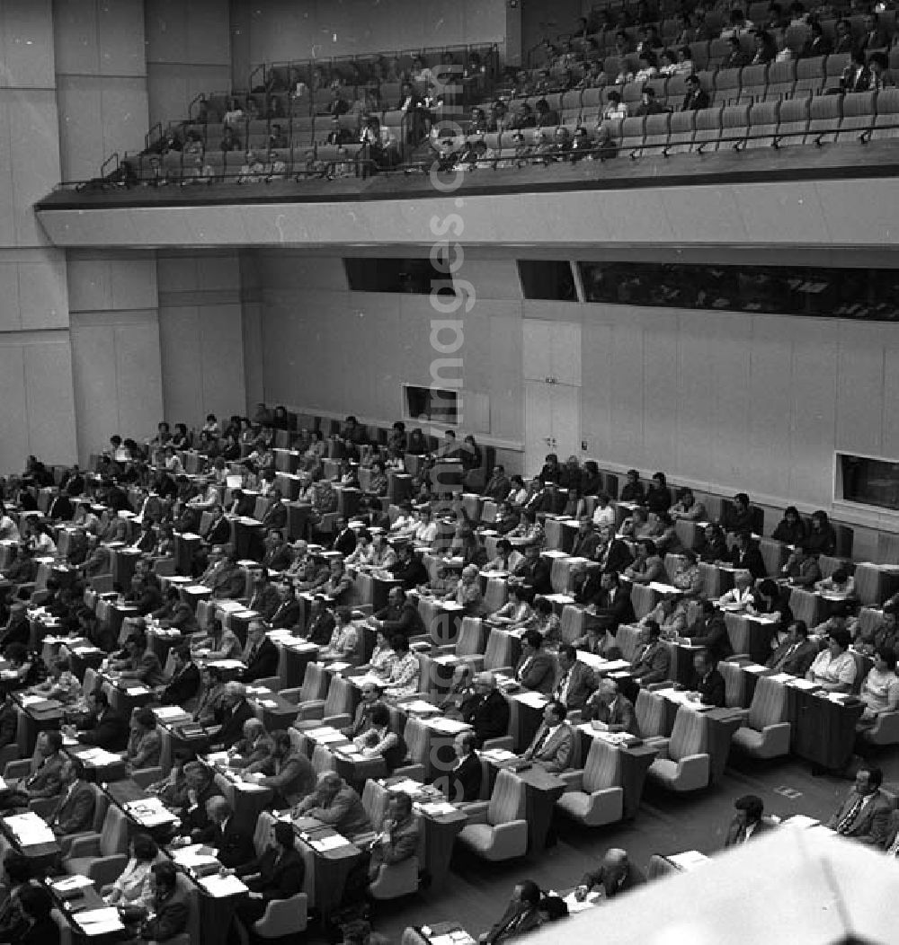 Berlin: 16.6.1977 Berlin: Die Volkskammer beschloß auf ihrer 5. Tagung das Arbeitsgesetzbuch der DDR. Das Arbeitsgesetzbuch trat am 1.1.1978 in Kraft.