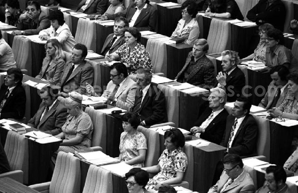 GDR picture archive: Berlin - 16.6.1977 Berlin: Die Volkskammer beschloß auf ihrer 5. Tagung das Arbeitsgesetzbuch der DDR. Das Arbeitsgesetzbuch trat am 1.1.1978 in Kraft.