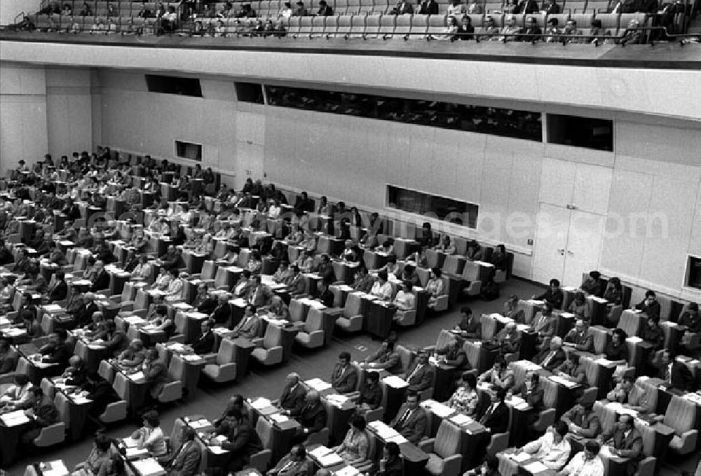 GDR image archive: Berlin - 16.6.1977 Berlin: Die Volkskammer beschloß auf ihrer 5. Tagung das Arbeitsgesetzbuch der DDR. Das Arbeitsgesetzbuch trat am 1.1.1978 in Kraft.