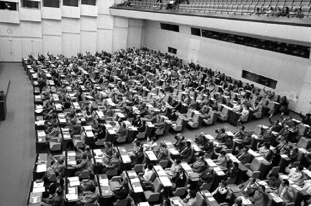 Berlin: 16.6.1977 Berlin: Die Volkskammer beschloß auf ihrer 5. Tagung das Arbeitsgesetzbuch der DDR. Das Arbeitsgesetzbuch trat am 1.1.1978 in Kraft.