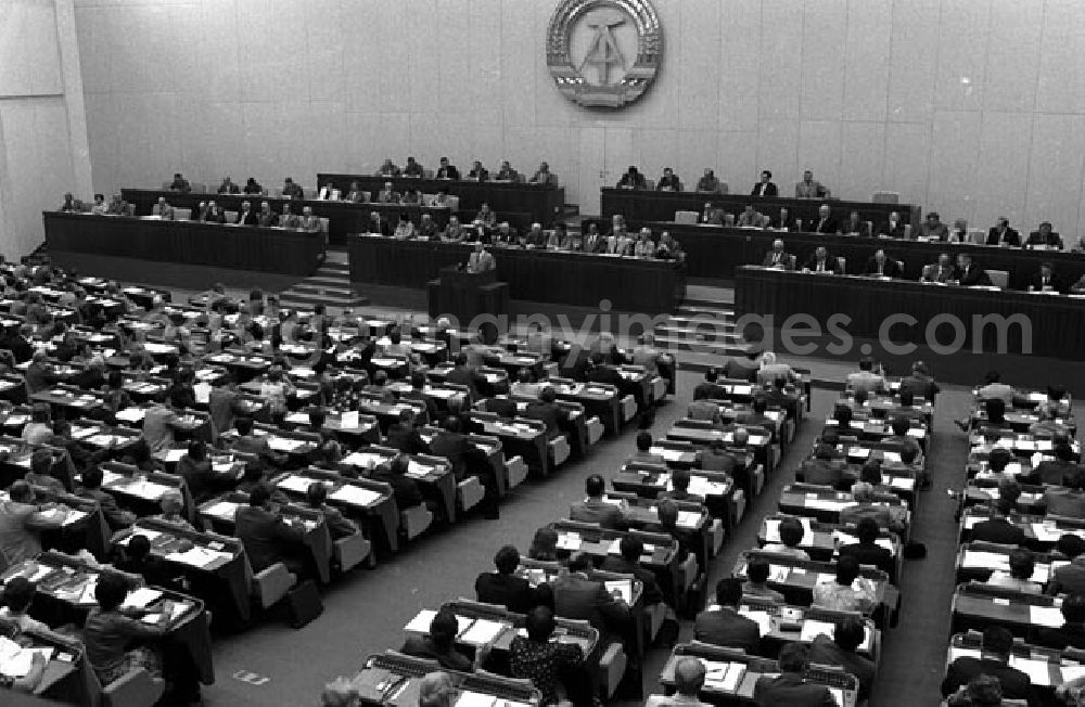 GDR image archive: Berlin - 16.6.1977: Die Volkskammer beschloß auf ihrer 5. Tagung das Arbeitsgesetzbuch der DDR. Das Arbeitsgesetzbuch trat am 1.1.1978 in Kraft