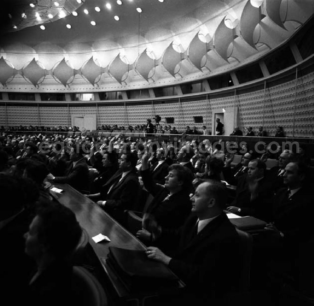 GDR picture archive: Berlin - Bei der Volkskammertagung in der Kongresshalle in Berlin.