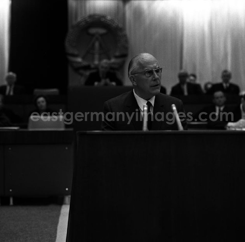 GDR image archive: Berlin - Bei der Volkskammertagung in der Kongresshalle in Berlin.