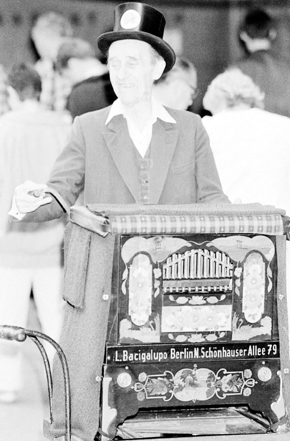 GDR photo archive: Berlin-Mitte - Volkskunstfest Berlin Hbf. 24.