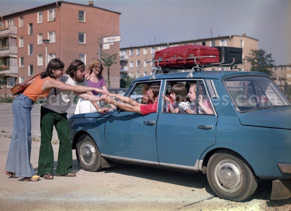 GDR photo archive: Berlin - Family goes on holiday by car and is seen off by friends. The journey starts in Berlin, the former capital of the GDR, German Democratic Republic